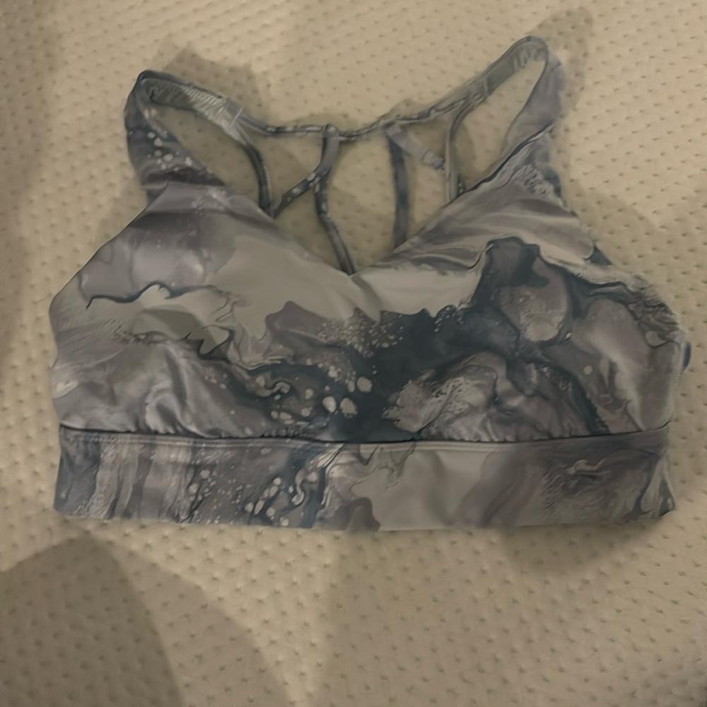 Marble blue medium sports bra from Fabletics.